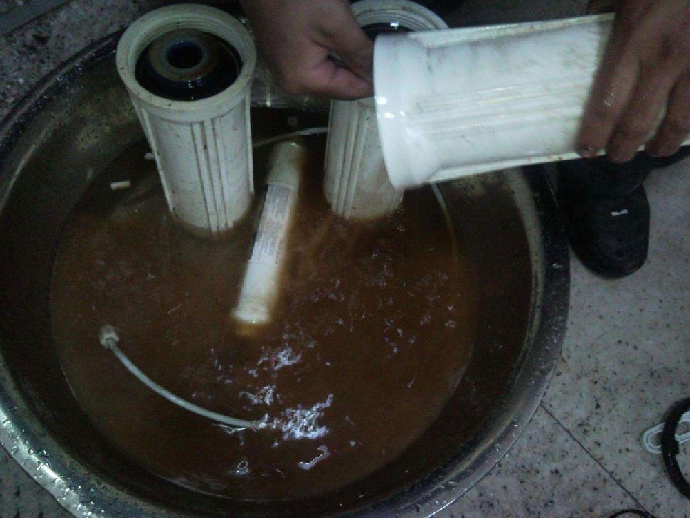 如何确定滤芯达到该更换的使用寿命?